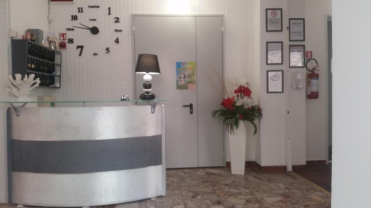 רימיני Hotel Manolita מראה חיצוני תמונה