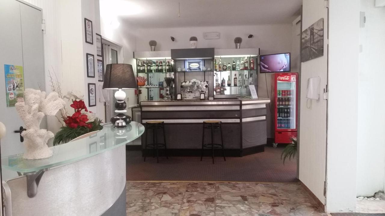 רימיני Hotel Manolita מראה חיצוני תמונה