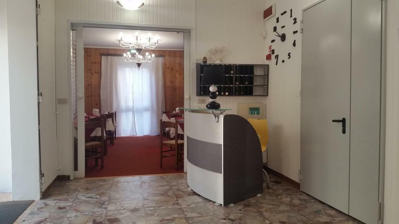 רימיני Hotel Manolita מראה חיצוני תמונה