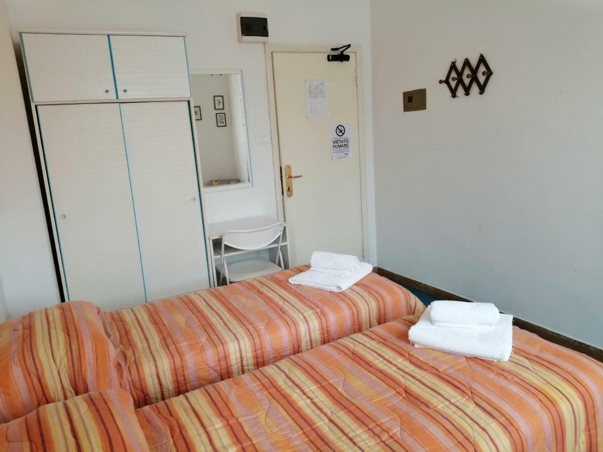 רימיני Hotel Manolita מראה חיצוני תמונה
